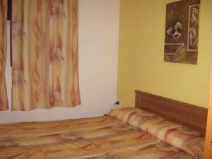 维耶斯泰Azienda Agricola Gentile - la casa degli ulivi的一间卧室配有一张铺有木地板的床。