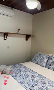 阿布拉奥Recanto da Bruna的卧室配有一张床,墙上设有架子