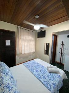 阿布拉奥Recanto da Bruna的卧室设有一张白色大床和天花板