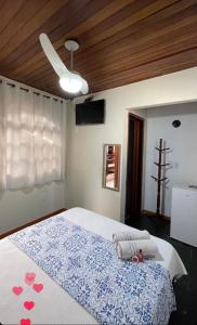 阿布拉奥Recanto da Bruna的一间卧室,配有一张两心床