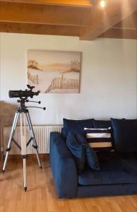 UlstaSea View B & B的沙发客厅的三脚架上的摄像头
