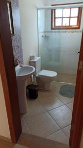 陶巴特Chácara Refúgio da Carol的浴室配有卫生间、盥洗盆和淋浴。