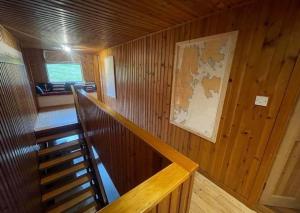 UlstaSea View B & B的小木屋内的木房间,设有楼梯
