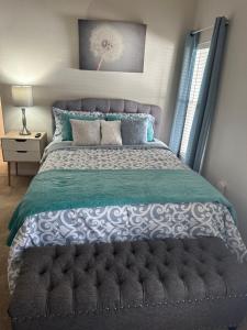 德尔托纳Susan’s Place的一间卧室配有一张大床和灰色床头板
