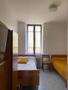 Salles-CuranLa Villa Bouloc, gite pour la famille的一间卧室设有两张床和窗户。