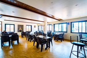 阿贡达Darsy Residency的用餐室设有桌椅和窗户。