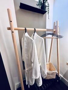 卡迪夫Luxury self-contained suite.的挂在上面的带白色毛巾的木制毛巾架