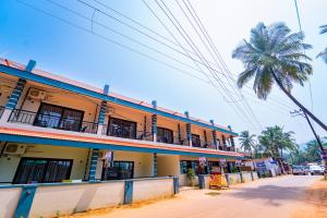 阿贡达Darsy Residency的一条街道旁的棕榈树建筑