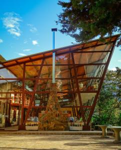 QuillabambaEcoterra Inka Lodge的前方有长凳的玻璃幕墙建筑