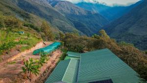 QuillabambaEcoterra Inka Lodge的享有高山水滑梯的空中景致