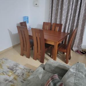 埃尔多雷特Unity Homes G的木制用餐室配有桌椅和沙发