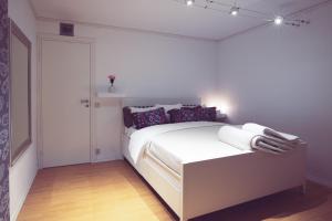 帕亚拉SBC Guest House的一间白色卧室,房间内设有白色的床