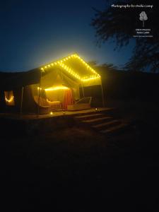 NarokOseki Maasai Mara Camp的夜晚点燃的帐篷灯光