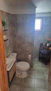 阿尔加罗沃Casa Algarrobo的浴室配有白色卫生间和盥洗盆。