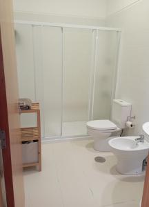 维拉·诺瓦·达·塞尔维尔Casas Marias de Portugal - Cerveira的白色的浴室设有卫生间和淋浴。