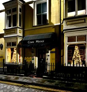 卡纳芬Caer Menai的建筑前有圣诞树的商店