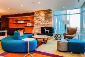 佩科斯Fairfield Inn & Suites by Marriott Pecos的客厅配有蓝色的家具和壁炉