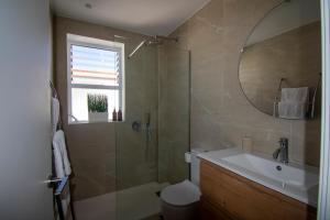 科洛尼亚圣霍尔迪Lavendel Apartments的带淋浴、盥洗盆和镜子的浴室