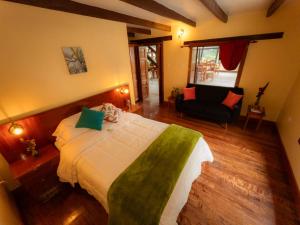 QuillabambaEcoterra Inka Lodge的一间卧室配有一张大床和一张沙发