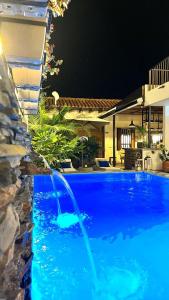 瓜杜阿斯Matisia Hotel Boutique的一个带喷泉的大型蓝色游泳池