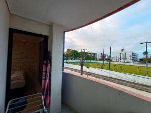 若昂佩索阿Praia do Bessa, Caribessa - Quarto Privativo - Conforto, Paz e Sossego, excelente para descansar, trabalhar ou estudar的客房设有一个享有棒球场景致的阳台。