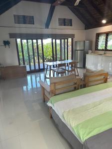 维拉港Vila Del Mare Beachfront Resort的一间设有两张床和一张桌子及椅子的房间