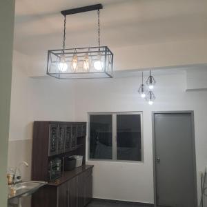 Bandar Puncak AlamD Laman Haris Homestay的厨房设有吊灯,挂在天花板上