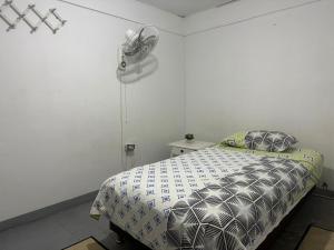 里奥阿查Casa Zaida Hostal Vintage的一间卧室配有一张床和风扇