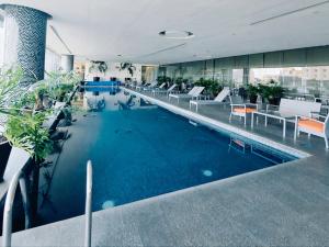 墨西哥城On Paseo de la Reforma, great location, luxurious, pool, gym, AC的一座带桌椅的大型游泳池