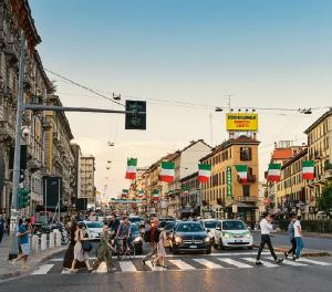 米兰Hotel Aurelia Milano Centrale的一群人穿过繁忙的城市街道