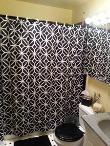 旧金山Entire 2BR, centrally-located, w/parking!的浴室设有黑色和白色图案的墙壁