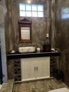 ต้นโพธิ์โฮมสเตย์的一间带水槽和镜子的浴室