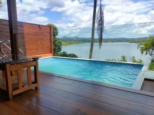 安巴拉瓦亚尔LakeRose Wayanad Resort的享有水体景致的游泳池