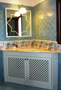 卡斯蒂亚达斯iGV Club Santagiusta的一间带水槽和镜子的浴室