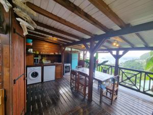德赛Lodge grenadine的木制甲板上的厨房配有桌子