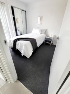亨利布鲁克Comfort oasis family getaway的白色的卧室设有床和窗户