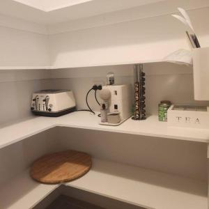 圣雷莫Elsa Remo - Stylish Ultra modern的厨房架设有烤面包机、烤面包机和烤面包机