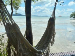 高兰深海海景民宿的海滩上树上的吊床