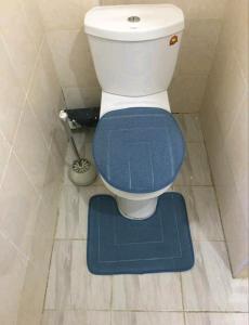 HanyaAjay's residence的浴室内带蓝色座椅的卫生间