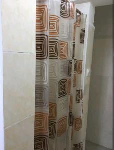 HanyaAjay's residence的墙上的几何图案淋浴帘