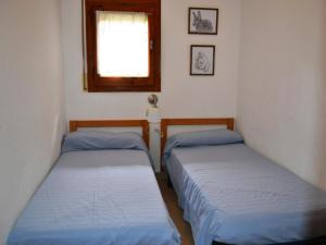 兰卡Apartamento Llançà, 3 dormitorios, 6 personas - ES-170-28的带窗户的客房内设有两张单人床。