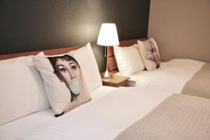 福冈ZONK HOTEL Nakasu的酒店客房,配有两张带一幅男子照片的床