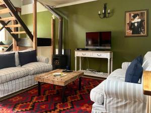 克拉伦斯克拉伦斯乡间公寓的客厅配有两张沙发和一张咖啡桌