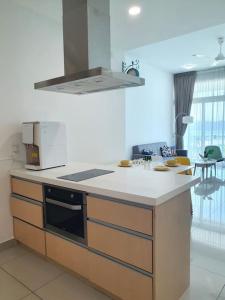 峇六拜Southbay Seaview Condo A11 #Queensbay #SPICE的厨房配有水槽和炉灶 顶部烤箱