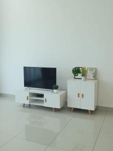 峇六拜Southbay Seaview Condo A11 #Queensbay #SPICE的一间带电视和白色橱柜的客厅