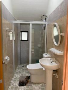AlburquerquePrivate Comfortable Guest House的浴室配有卫生间、盥洗盆和淋浴。
