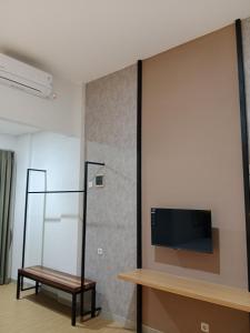 泗水Hotel Andita Syariah的客厅的墙上配有电视