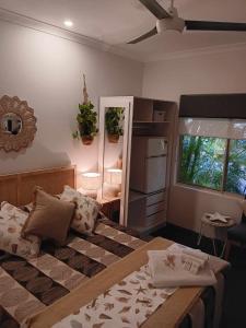 埃克斯茅斯埃克斯茅斯宁哥路旅馆的一间卧室设有一张大床和一个窗户。