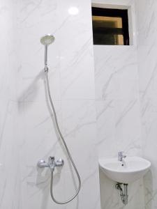 泗水Hotel Andita Syariah的浴室设有淋浴头和水槽