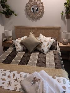 埃克斯茅斯埃克斯茅斯宁哥路旅馆的床上配有被子和枕头